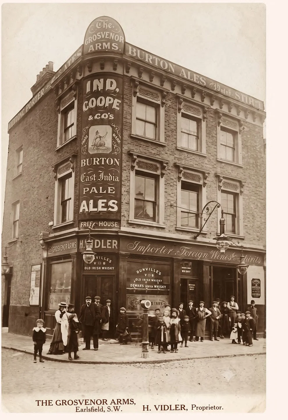 The Grosvenor Arms around 1900, with the proprietor H. Vidler and a crowd of local residents outside